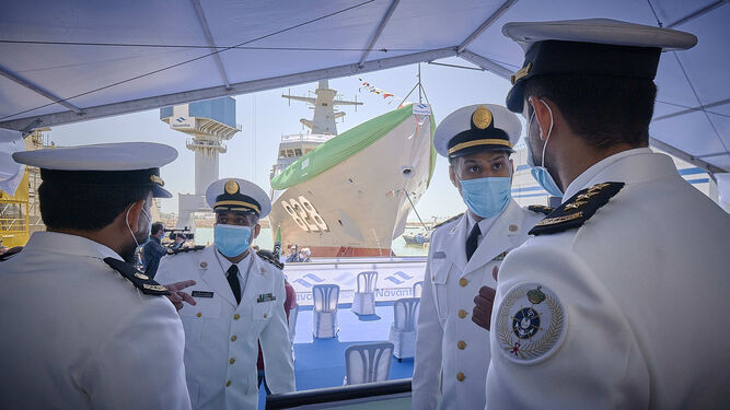 Miembros de la Real Marina Saudí en la botadura de la primera corbeta.