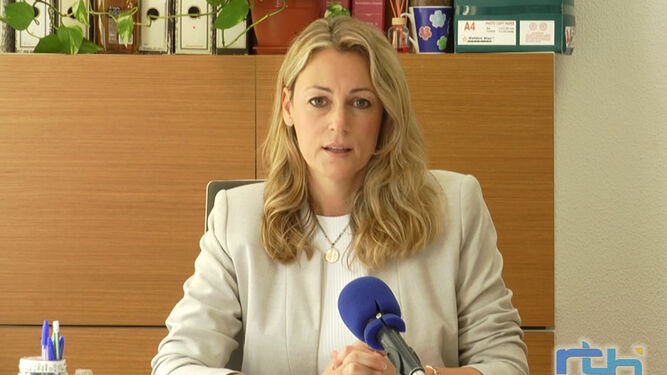 La concejala de Hacienda, María Naval, explicando el acuerdo plenario en declaraciones a la radio-televisión municipal.