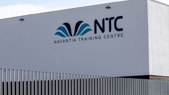 Rótulo del Navantia Training Centre colocado en la fachada de las nuevas instalaciones.