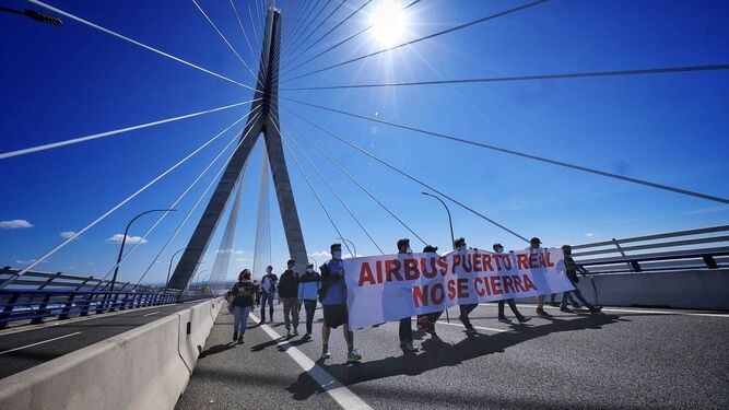 Trabajadores de Airbus, cruzando el segundo puente de acceso a Cádiz, usado por primera vez en un acto reivindicativo.