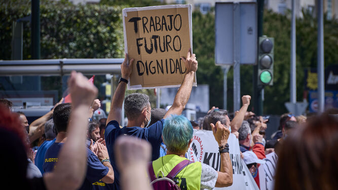 Una manifestación por el mantenimiento de la factoría de Airbus en Puerto Real