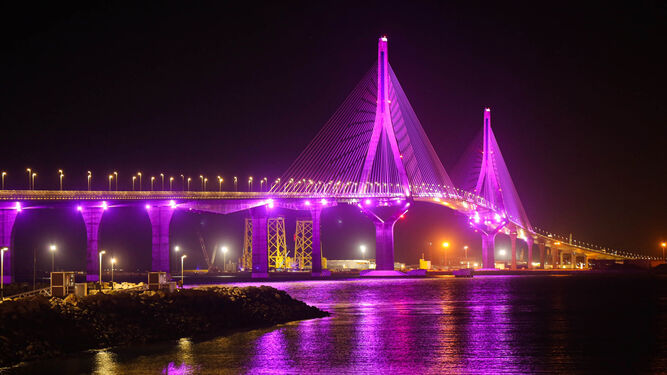 Puente de 'La Pepa' iluminado de rosa el año pasado por el Día Internacional de la Matrona.
