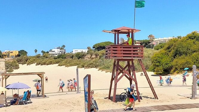 Una torreta de vigilancia, en una imagen de la temporada de playas de 2020.