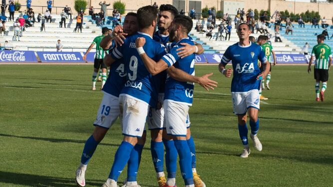 Los jugadores del San Fernando, celebrando uno de los dos goles que le marcaron al Betis Deportivo en el partido disputado en Bahía Sur el pasado 18 de abril.