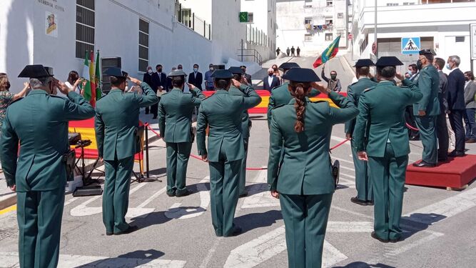Los agentes se cuadran a los sones del Himno Nacional tras inaugurarse la calle Guardia Civil.