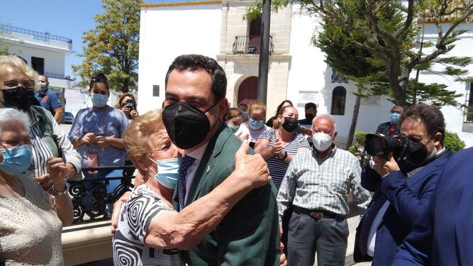 El presidente de la Junta, Juanma Moreno, pudo compartir algunos abrazos con los vecinos.