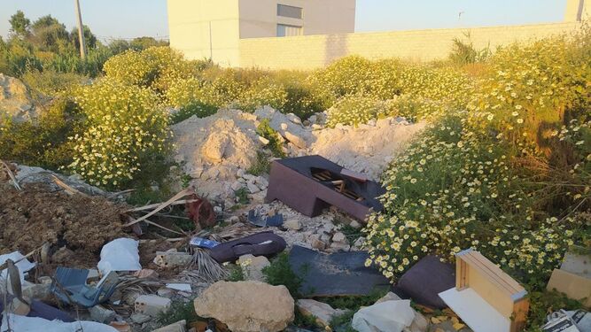 Acumulación de escombros y basura, en una imagen facilitada por Podemos.