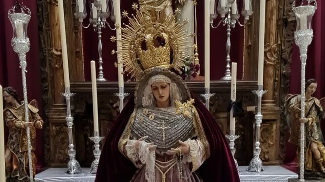 La Virgen de las Lágrimas, a los pies de su altar para el rosario de la aurora del domingo.