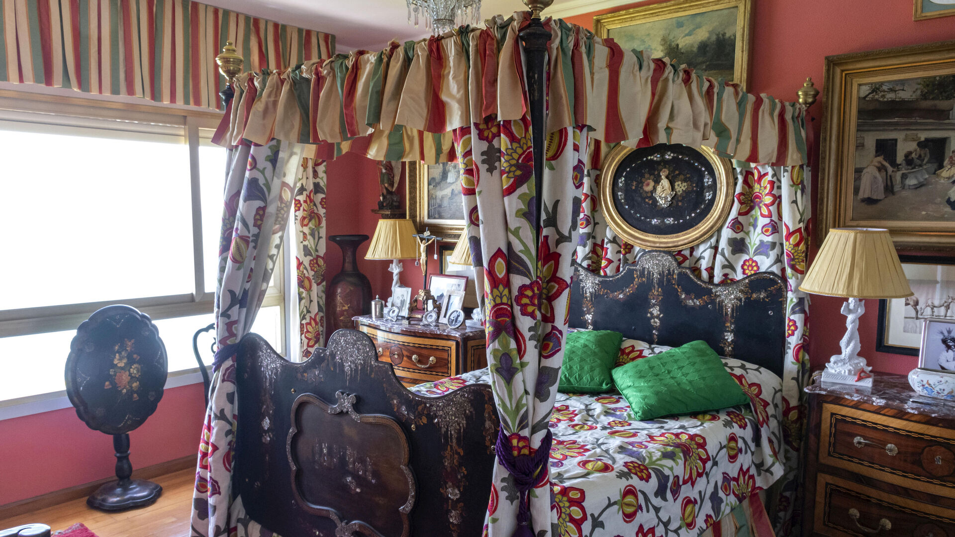 Dormitorio. Cama con dosel de papel mach&eacute; angloindiala, a la que acompa&ntilde;an dos c&oacute;modas Carlos III.