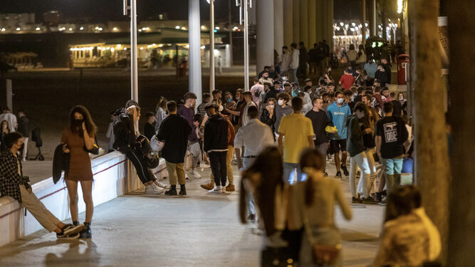 Concentración de jóvenes en el Paseo Marítimo en la noche del sábado.