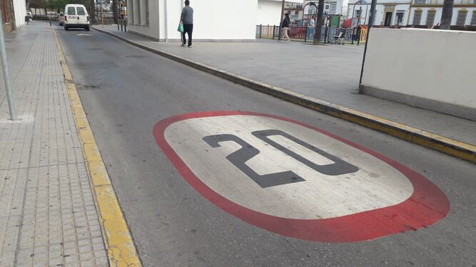 Señalización horizontal de límite de velocidad en la Alameda del Río.