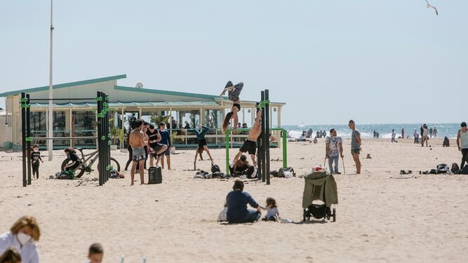 Numerosas personas disfrutando de la Playa de la Victoria.
