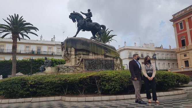 Carlos Zambrano y Ángela Mulas, ante la estatua de Varela en San Fernando.