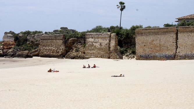 La playa de La Muralla pierde su bandera azul en El Puerto.