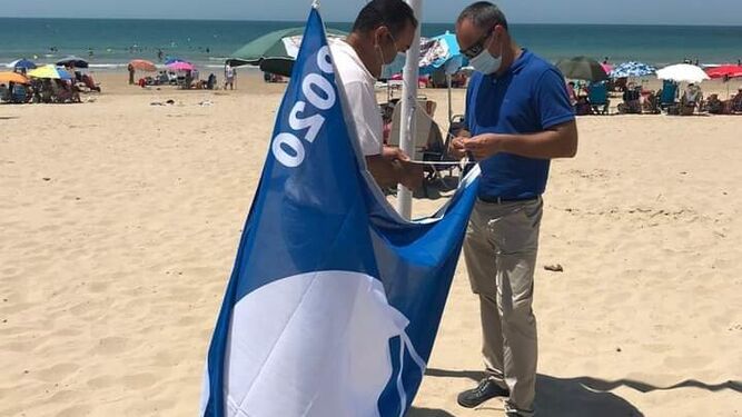 Colocación de una bandera azul en el litoral de Chipiona la pasada temporada.