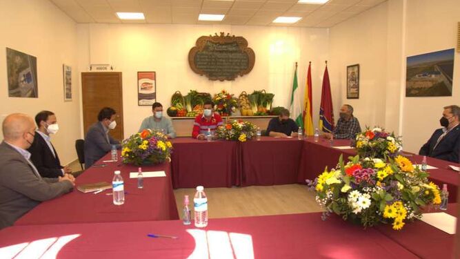 La reunión se ha celebrado en la sede de la Comunidad de Regantes de Monte Algaida.