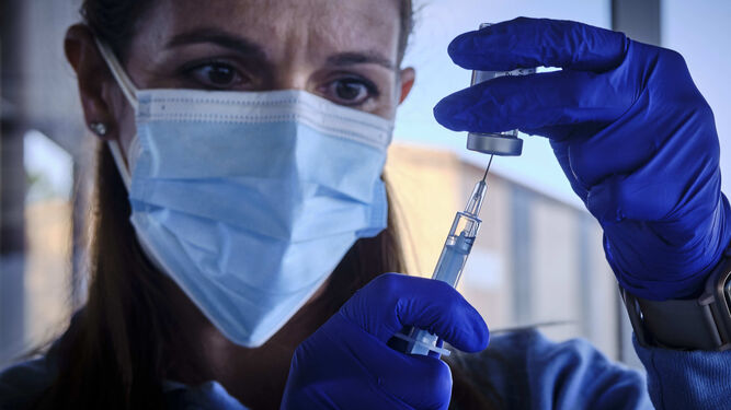 Una enfermera prepara una dosis de la vacuna