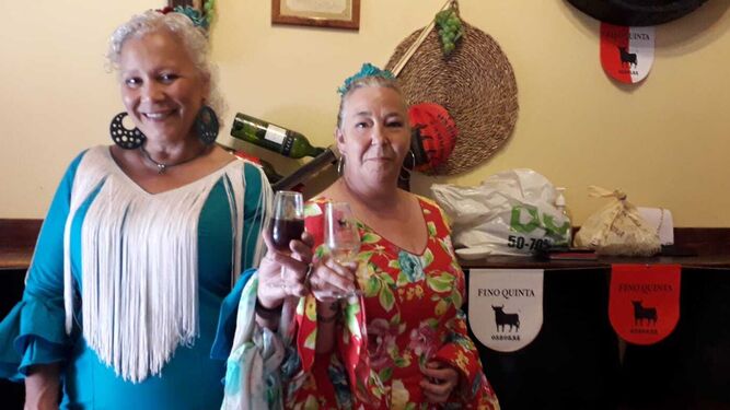 Dos amigas vestidas de flamenca, este sábado en la taberna La Solera.