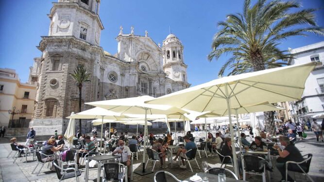 Un terraza en la plaza de la Catedral de Cádiz durante el fin de semana.