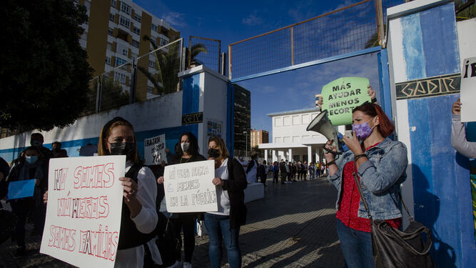 Protestas recientes de madres y padres del CEIP Gadir contra los recortes de líneas educativas.