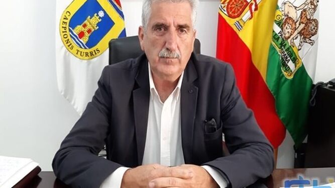 El alcalde de Chipiona, Luis Mario Aparcero, en un momento de sus declaraciones públicas.