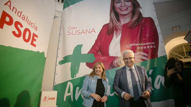 Irene García y Manuel Jiménez Barrios, ante un gran cartel de Susana Díaz en el arranque de la campaña electoral de las andaluzas de 2018.