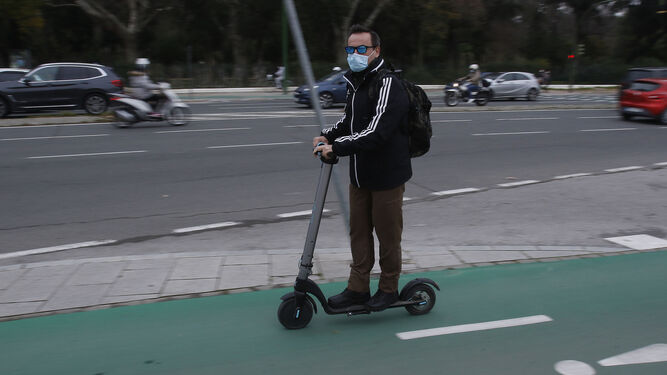 Un usuario de patinete eléctrico en Sevilla