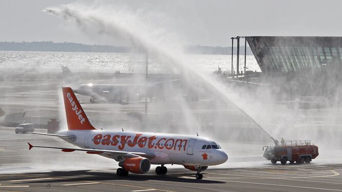 Imagen de archivo de un avión de EasyJet aterrizando mientras recibe la bienvenida del servicio de bomberos del aeropuerto de Niza.