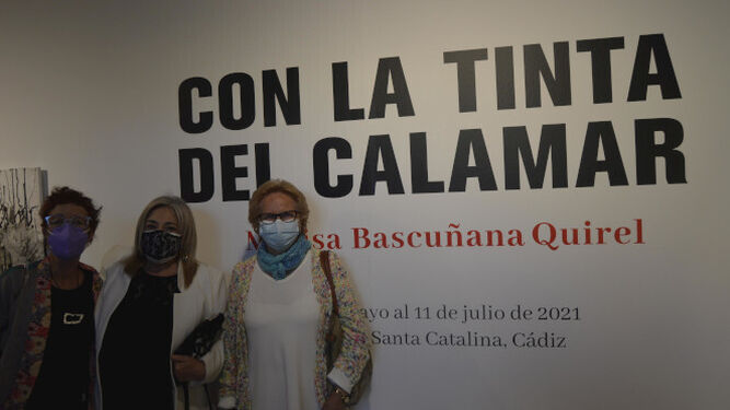 Las pintoras Marisa Bascuñana, Amalia Quirós y Rosa Jaques, haciendo el recorrido de la exposición, ubicada en el Castillo de Santa Catalina.
