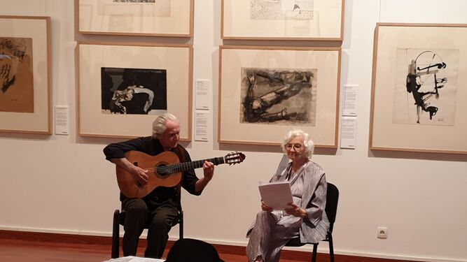 El guitarrista Pedro Soler y la actriz Tachia Quintanar, ayer en la exposición en Touluse.