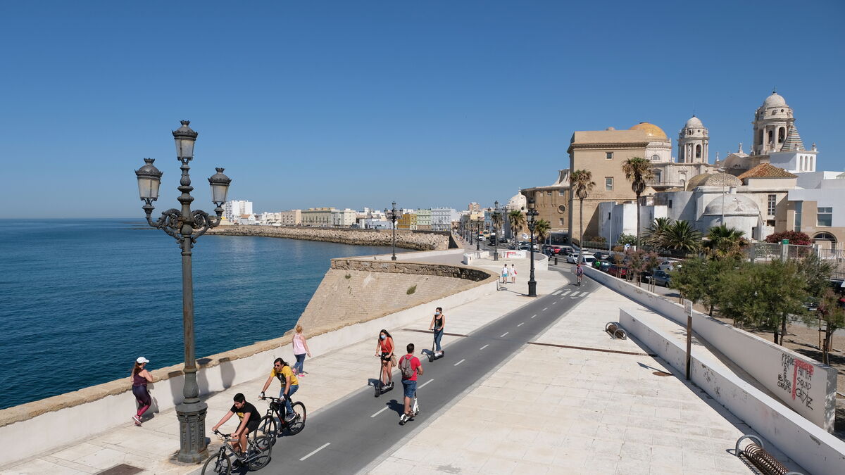 Carril bici junto al mar en Cádiz.