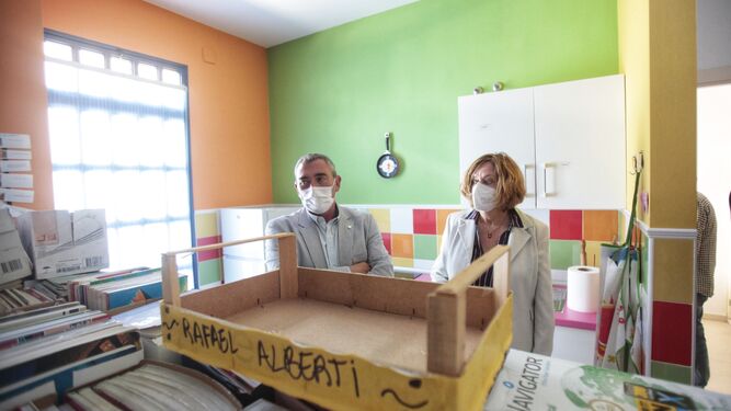 Miguel Andréu y la directora del IES Rafael Alberti, Carmen Ramos, en una de las dependencias que acogerán la AtecA.
