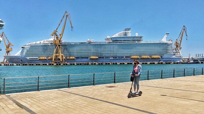 Navantia Cádiz repara el 'Symphony of the Seas', el mayor crucero del mundo.