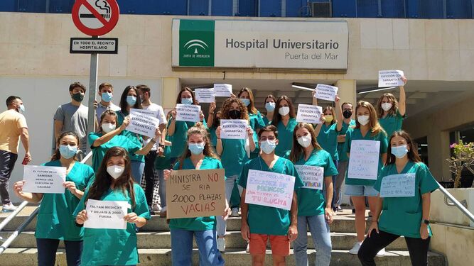 Concentración en el mes de mayo de médicos recién graduados ante el Hospital Puerta del Mar para poder elegir su plaza "con garantías y transparencia".