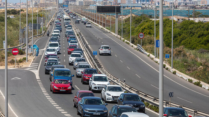 Imagen tomada este martes minutos antes de las 15 horas desde el puente de Torregorda, con las colas de vehículos procedentes de Cádiz.