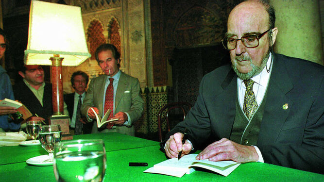 Fernando Quiñones firma ejemplares de uno de sus libros.