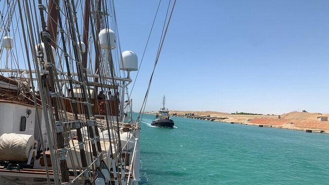 El 'Elcano' en su paso por el Canal de Suez.