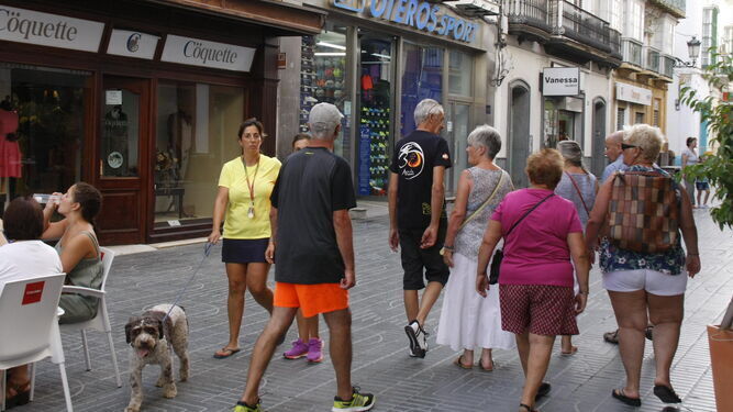 Turistas en una calle comercial de El Puerto, en una imagen retrospectiva anterior a la pandemia.