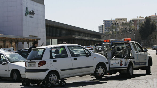 La grúa municipal retirando un vehículo en una imagen de archivo.
