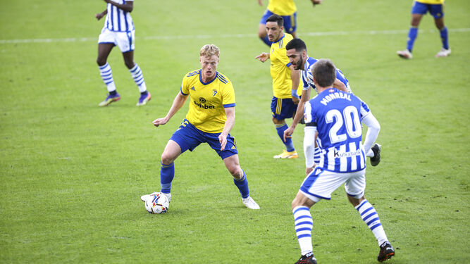 Jonsson controla el balón en el partido contra la Real Sociedad.