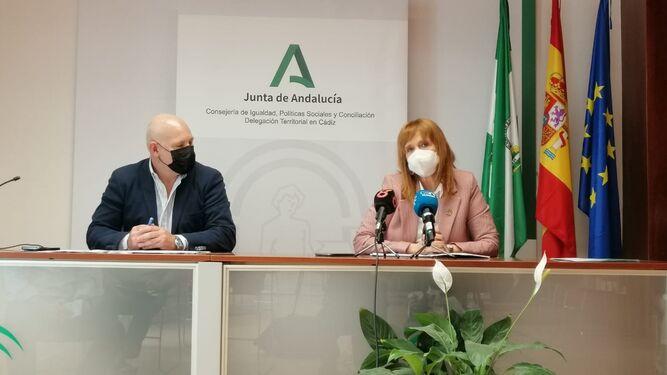 La delegada Ana Fidalgo y Víctor Alba, jefe de servicio de dependencia, en la rueda de prensa.