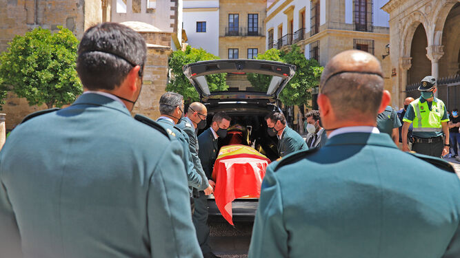 El féretro del guardia civil fallecido, llegando a la capilla ardiente instalada en el Cabildo Viejo.
