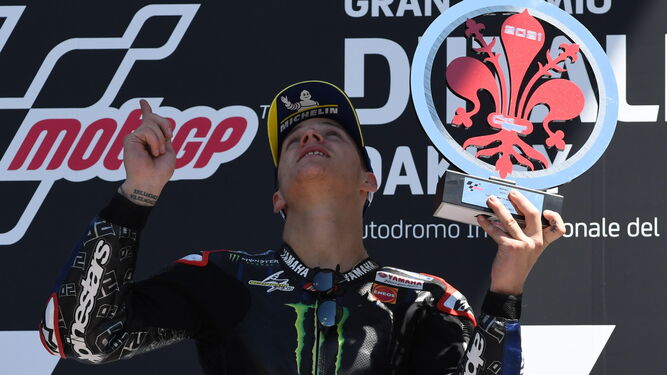 Quartararo brinda al cielo su victoria en el GP de Italia de MotoGP.