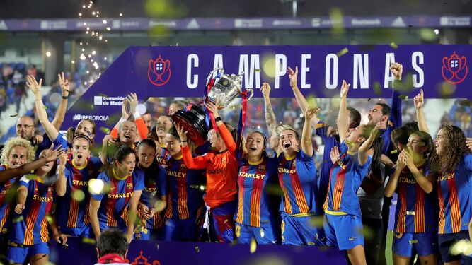Las jugadoras del Barcelona celebran el título.