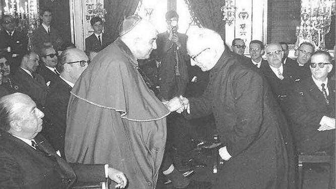 El padre Vicente saluda al obispo de Cádiz Antonio Añoveros, durante el acto de nombramiento y entrega del título de Hijo Adoptivo de Cádiz el 17 de marzo de 1968.