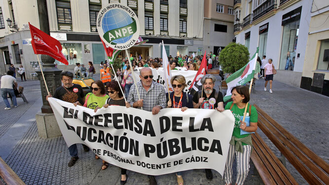 Una manifestación a favor de la escuela pública por la plaza de El Palillero.