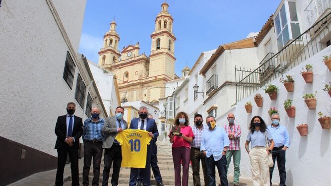 Vizcaíno entregó una camiseta del Cádiz al alcalde de Olvera.