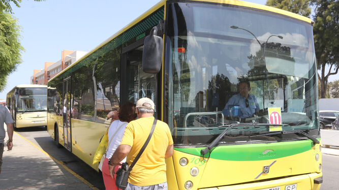 Usuarios suben a uno de los autobuses  de la parada frente al Campo Municipal de Fútbol.