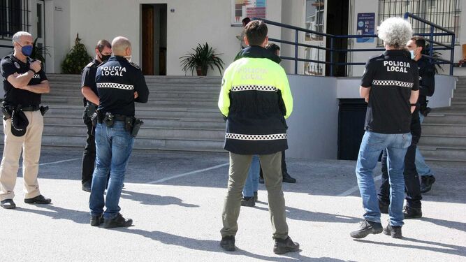 Una imagen de los agentes con pantalones de paisano a las puertas de la Jefatura.