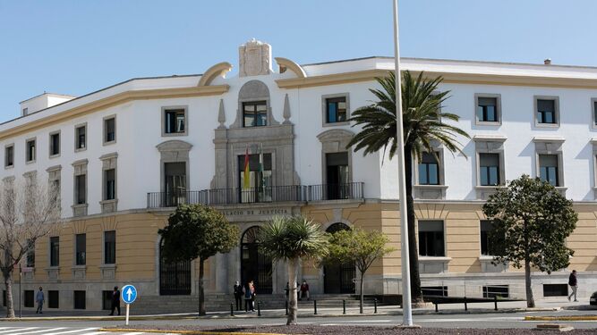 Exterior de la Audiencia Provincial de Cádiz.